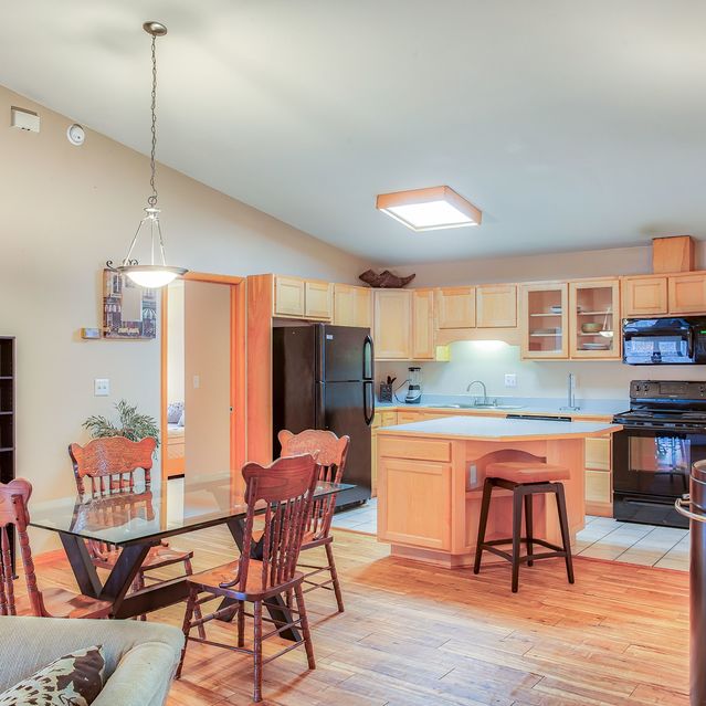 The Arbors - Fully Furnished Dining Area