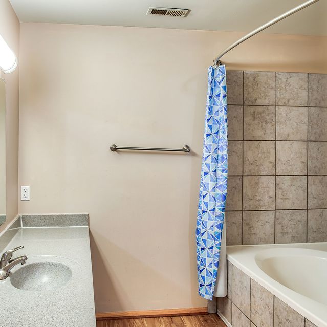 The Arbors - Bathroom with Tub